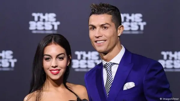 جورجينا رودريغيز تعلن خطوبتها من كريستيانو رونالدو رسميًا بعد قصة حب دامت عقدًا 3 كريستيانو رونالدو و جورجينا
