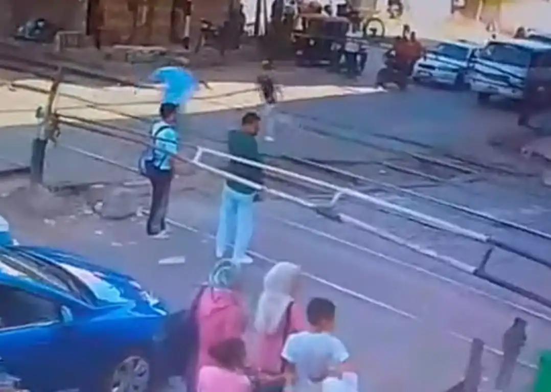 البطولة في لحظة بالفيديو غفير مزلقان ينقذ شاب من الموت تحت عجلات قطار ببني سويف 3 غفير مزلقان ينقذ شاب من الموت