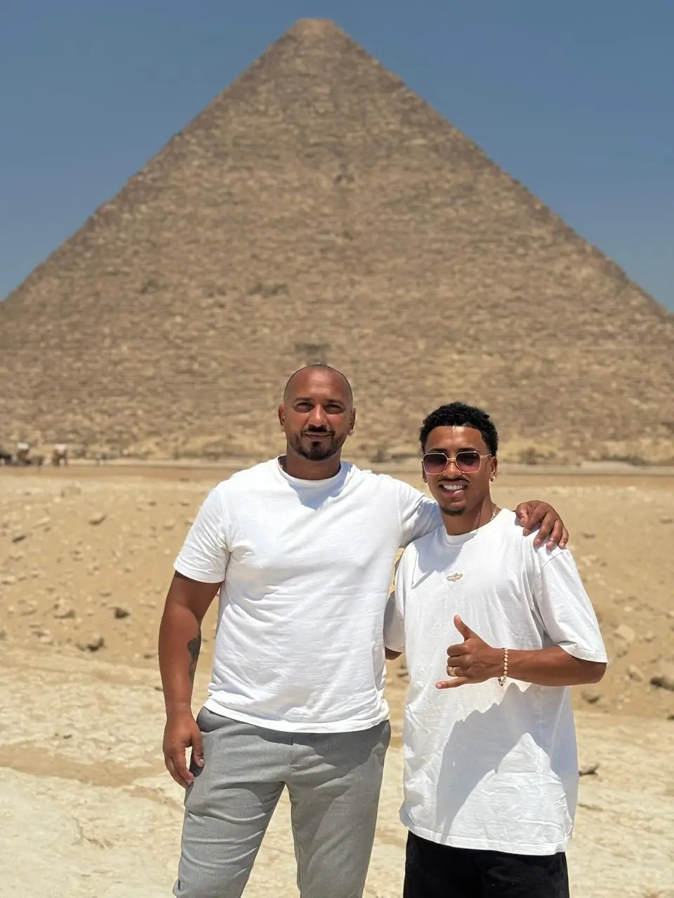 والد خوان ألفينا في أول ظهور له اخترنا الزمالك بقلب مطمئن ورسالة خاصة للجماهير البيضاء 3 خوان ألفينا ووالده