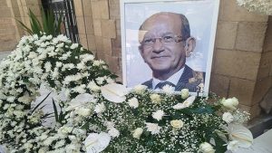 أسرته رفضت إجراء عملية جراحية له أسرار الأيام الأخيرة في حياة لطفي لبيب يكشفها الأب بطرس دانيال 3 محنة مرض لطفي لبيب