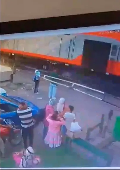 البطولة في لحظة بالفيديو غفير مزلقان ينقذ شاب من الموت تحت عجلات قطار ببني سويف 2 غفير مزلقان ينقذ شاب من الموت