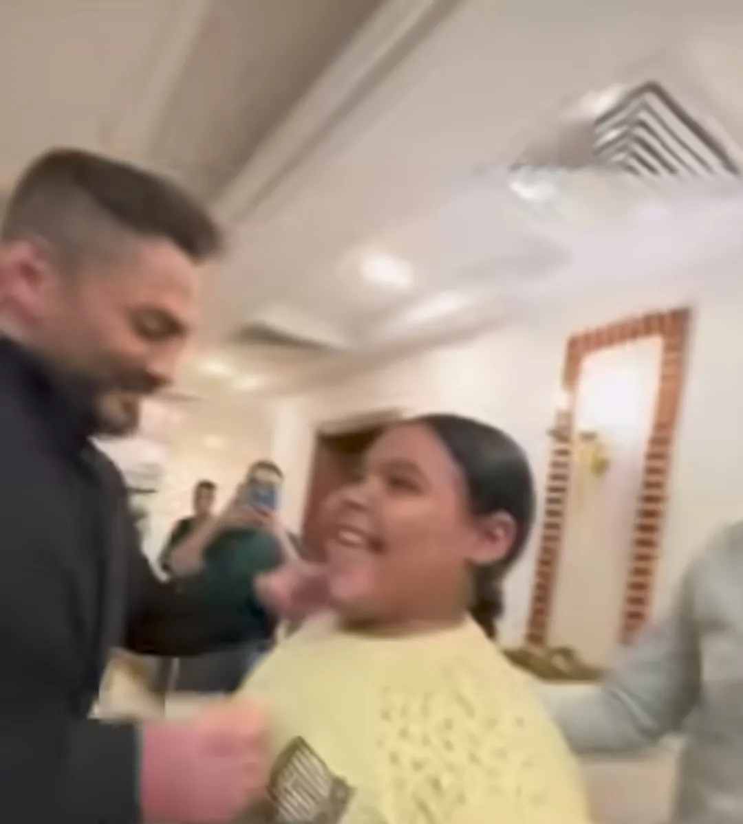 تامر حسني يحقق حلم هايدي طفلة الشيبسي ويقابلها وسط لحظات إنسانية وتفاعل واسع 2 لقاء تامر حسني والطفلة هايدي