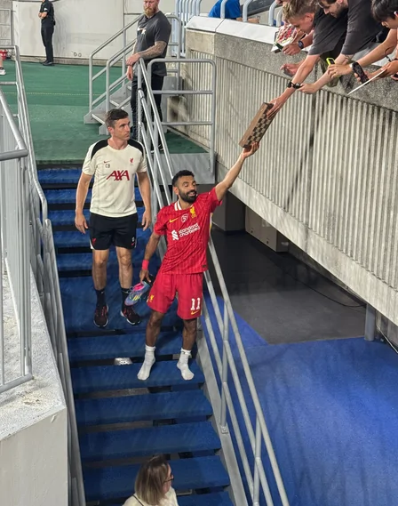 مشجع يفاجئ محمد صلاح
