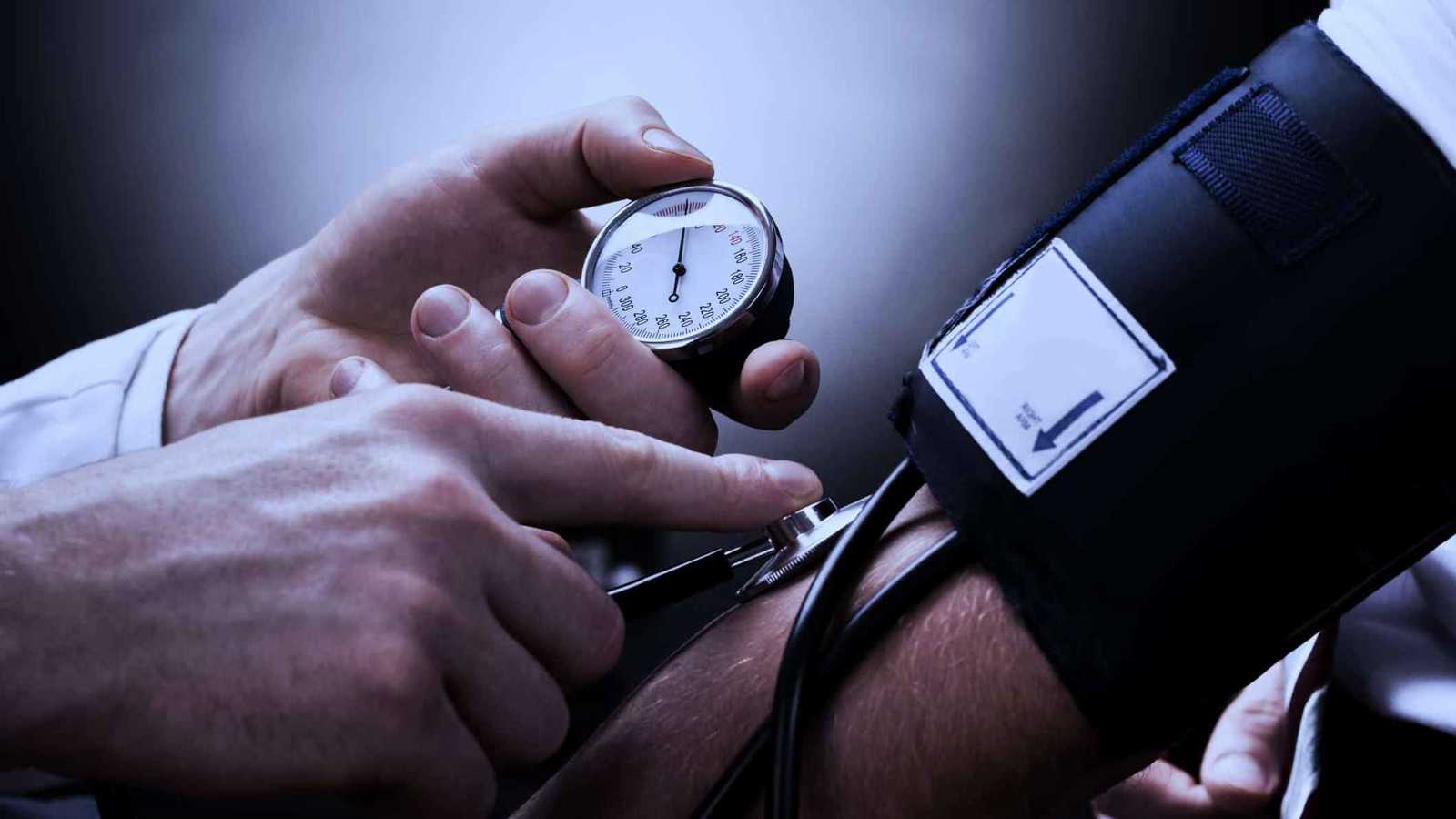 10 عادات يومية “بسيطة” تُسبب ارتفاع ضغط الدم