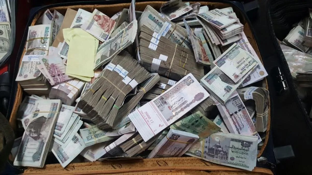 الأجهزة الأمنية تضبط الملايين لحظة اقتسامها بالأقصر ما شافوهمش وهما بيسرقوا شافوهم وهما بيتقاسموا