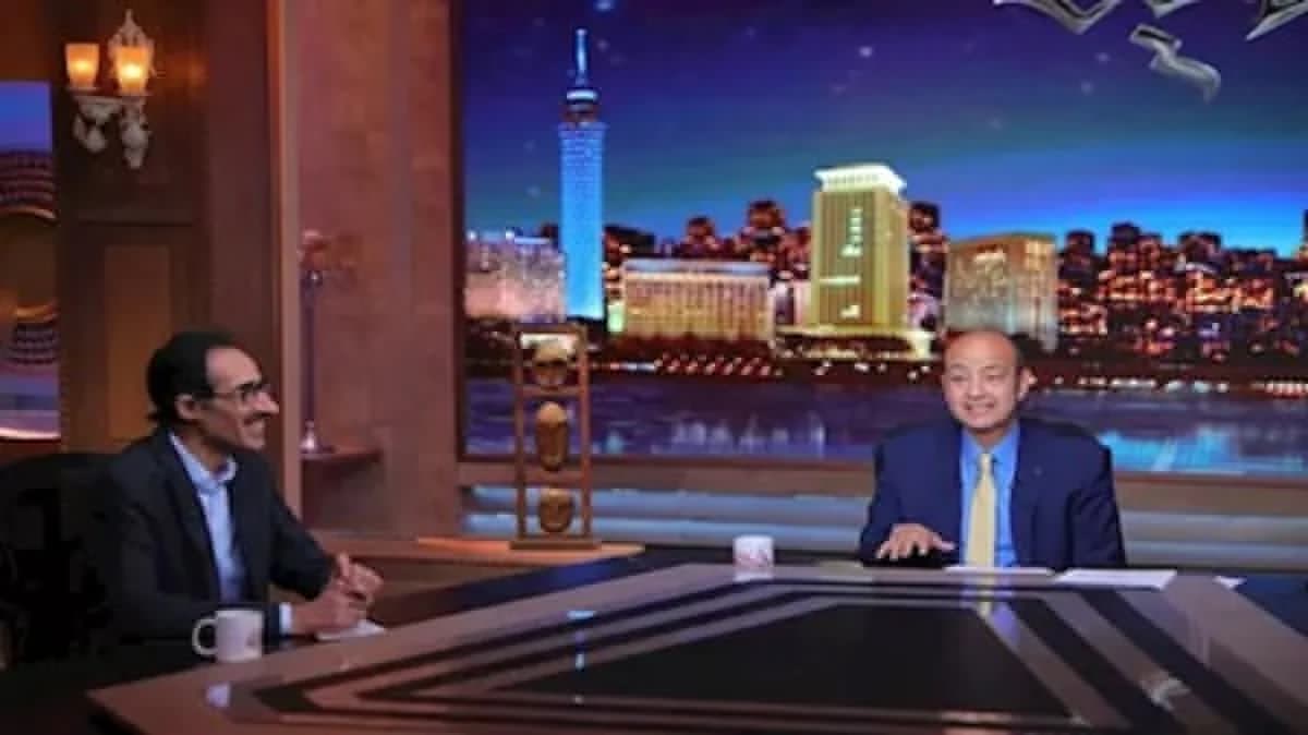عمرو أديب يعطي مبلغ مالي للإعلامي مجدي الجلاد على الهواء السبب باسم يوسف