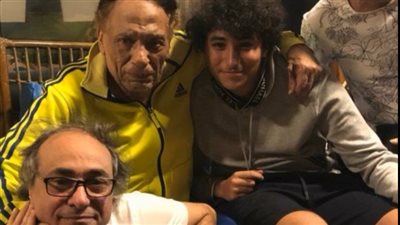 أكرم السعدني عن صورته مع عادل إمام: عملت ضجة في العالم العربي.. ونعيش في عصر الزعيم