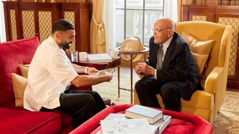 محمد صلاح ينشر صورة جديدة له مع الجراح العالمي مجدي يعقوب