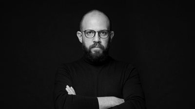 أحمد حافظ يخطو نحو مرحلة جديدة مع STORY STUDIO بعد عشرين عامًا من الخبرة المتنوعة محليًا ودوليًا