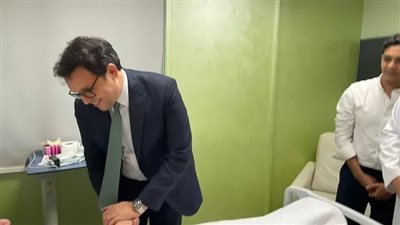بعد وعكته الصحية.. وزير الثقافة يزور المايسترو سليم سحاب في المستشفى