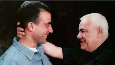 أحمد السقا في رسالة مؤثرة لوالده الراحل: واحشني انده عليا وقصّر
