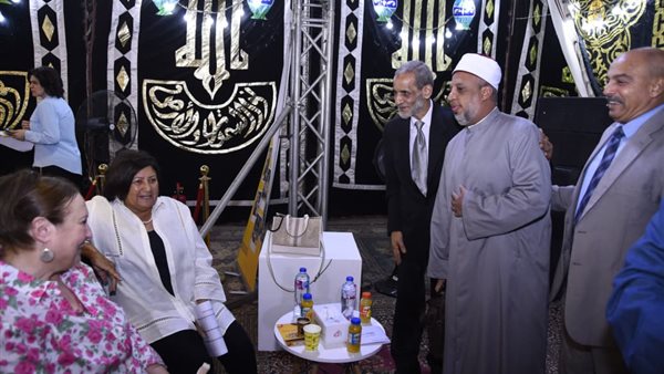في أجواء روحانية.. احتفالية المولد النبوي وتكريم حفظة القرآن بجائزة "مؤمنة كامل" 

  الثلاثاء 09/09/2025 02:46 م
 – بحضور أئمة الأزهر ورجال الدين وقيادات من محافظه الجيزه ورموز قريه بشتيل.  شهدت محافظه الجيزه منطقه بشتيل الوراق مساء أمس احتفالية كبرى بمناسبة المولد النبوي الشريف، نظمتها مؤسسة مؤمنة كامل، وذلك في إطار رسالتها لدعم حفظة القرآن الكريم وتشجيع الأجيال الجديدة على الارتباط بالكتاب والسنة وأصول اللغه