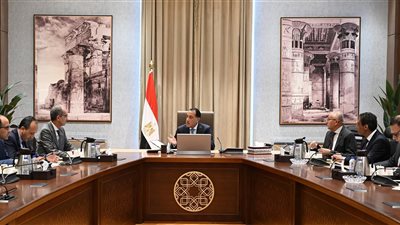 رئيس الوزراء يستعرض سُبل تيسير وتسريع إجراءات خدمات التصديق على المحررات بمكاتب وزارة الخارجية