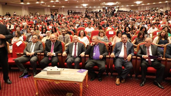 رئيس الطائفة الإنجيلية يشهد حفل تخرج طلبة كلية رمسيس الجديدة