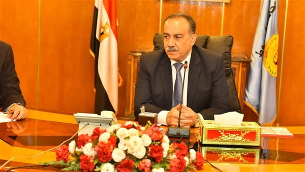 محافظ أسيوط يعقد اجتماعًا موسعًا لمتابعة مشروعات “حياة كريمة” ويؤكد تكثيف التعاون