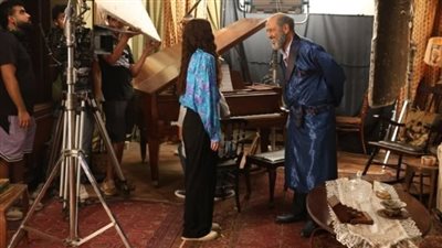 أشرف عبد الباقي يشارك صورًا جديدة من كواليس ولد وبنت وشايب مع ليلى زاهر.. والعرض قريبًا