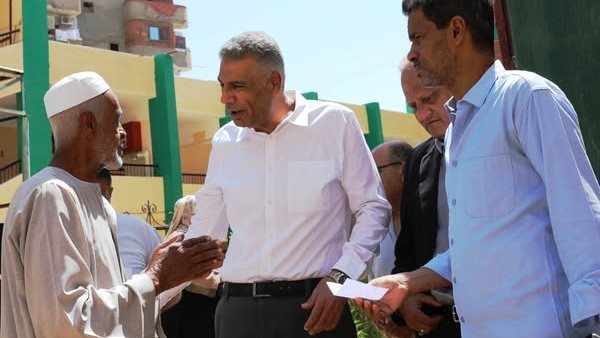 محافظ أسوان يواصل جولاته بتفقد المخابز ومحلات الجزارة