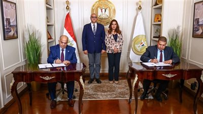 وزيرة التنمية المحلية ومحافظ القليوبية يشهدان توقيع عقد تقديم خدمات الجمع ونظافة الشوارع بأحياء شبرا الخيمة ومدينة الخصوص