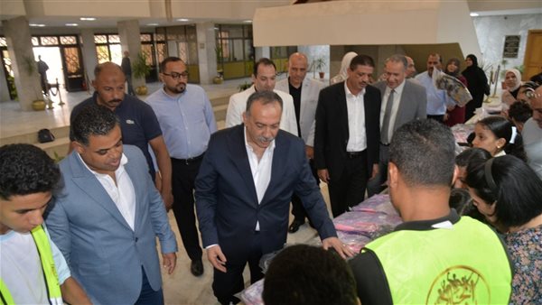 محافظ أسيوط يشهد توزيع 2000 حقيبة مدرسية ضمن مبادرة “فرحتهم بشنطتهم”