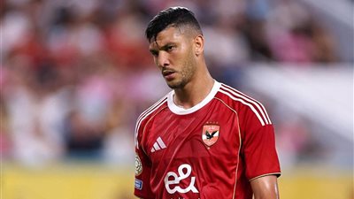 السكتيوي يجتمع مع الركراكي لحسم مصير مدافع الأهلي مع المغرب في كأس العرب