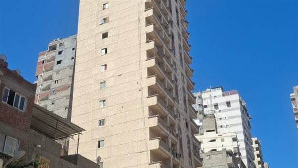 عاجل.. إخلاء عقار المندرة المائل بالإسكندرية تمهيدًا للإزالة الجزئية (صور)