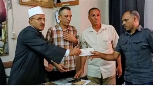 رئيس منطقة الإسماعيلية الأزهرية يسلم شيكات التأمين الحكومي لأسر الطلاب المتوفين