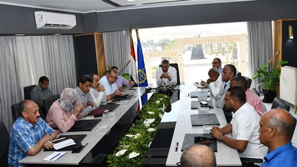 أهالى غرب سهيل يشكرون محافظ أسوان لحرصه على زيارتهم