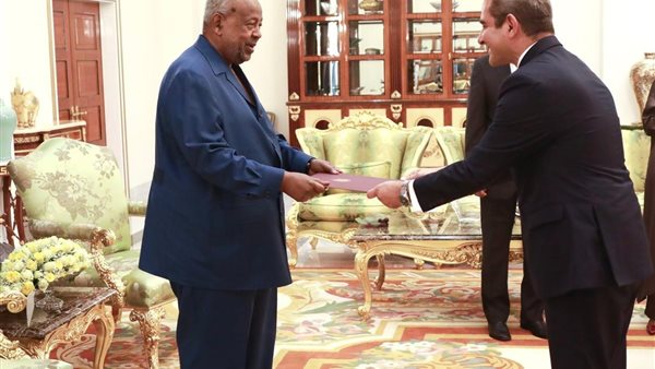 سفير مصر في جيبوتى يقدم أوراق اعتماده لرئيس الدولة