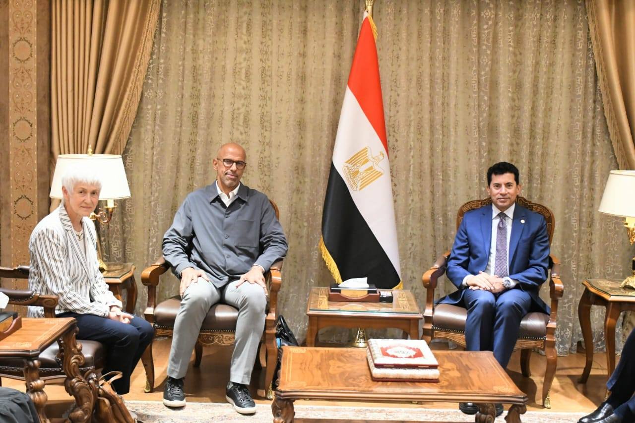 May be an image of 3 people, the Oval Office and text