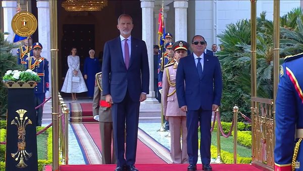 ملك إسبانيا والملكة ليتيزيا يزوران النصب التذكاري للجندي المهجول وقبر السادات