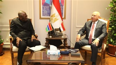 وزير الصناعة والنقل يبحث مع وزير الدفاع بدولة جامبيا فرص التعاون والدعم لقطاعي النقل والبنية التحتية