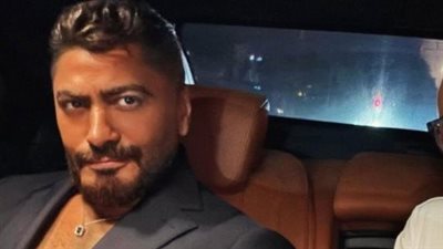 أول ظهور لـ تامر حسني بعد تعافيه من الكسر في قدمه.. صور