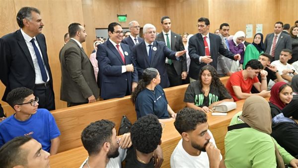 وزير التعليم العالي ورئيس جامعة القاهرة يفتتحان اول عام دراسي بجامعة القاهرة الأهلية.