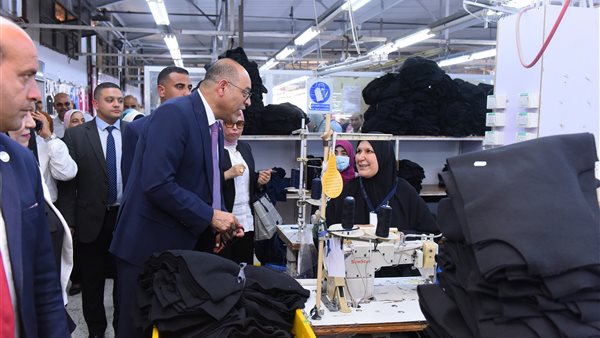 وزير العمل يختتم جولته في السويس بزيارة شركة بلازا لصناعة الملابس الجاهزة