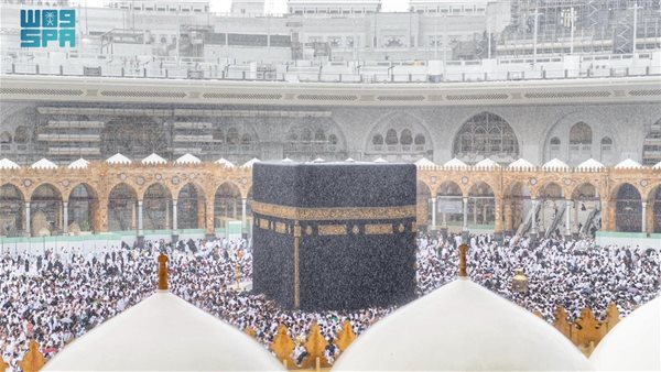 أمطار غزيرة تروي الكعبة المشرفة وسط أجواء متقلبة في المملكة