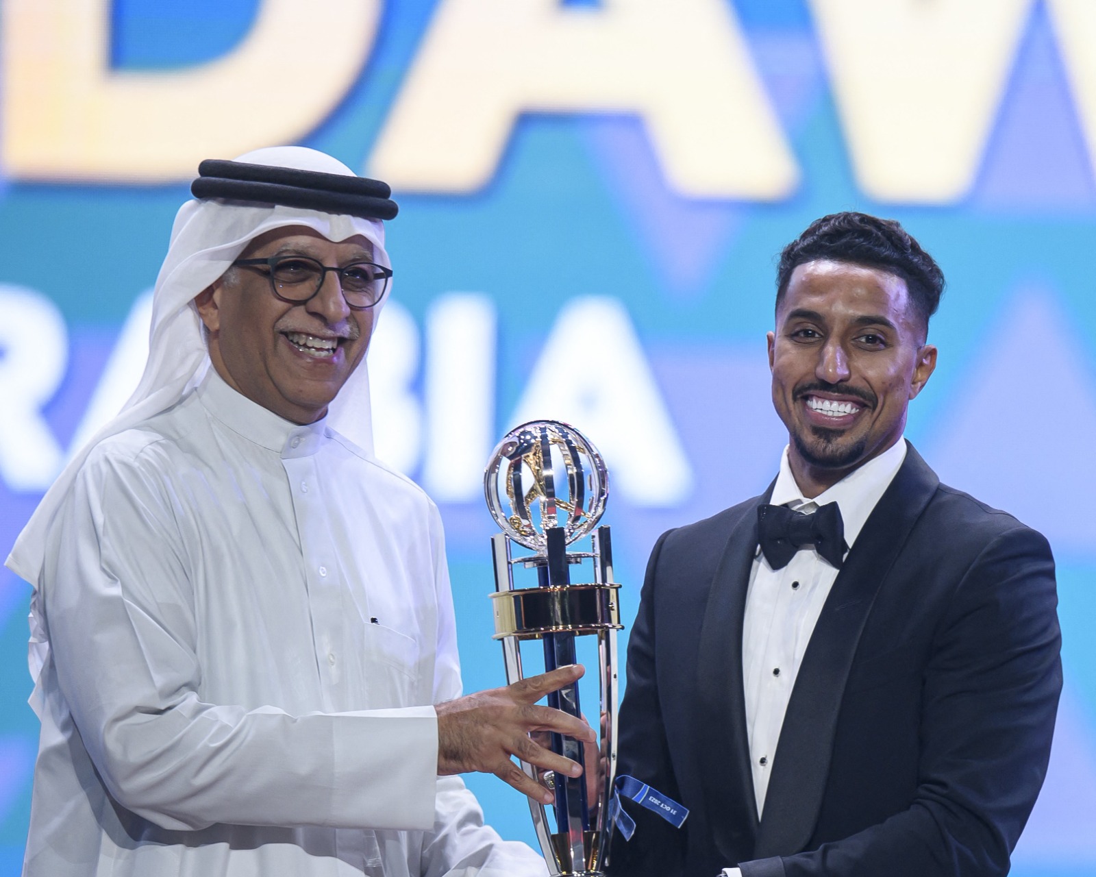 الشيخ سلمان بن إبراهيم آل خليفة رئيس الاتحاد الآسيوي لكرة القدم يقدم جائزة أفضل لاعب في آسيا للسعودي سالم الدوسري - 1 نوفمبر 2023