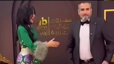 كلاكيت تاني مرة.. أحمد عبد العزيز يتجاهل مصافحة المذيعة حليمة بولند