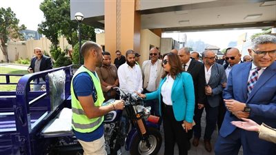 وزيرة التنمية المحلية ومحافظ الجيزة يسلمان دفعه أولي من ٥٠ تروسيكل لدعم منظومة النظافة بالمحافظة