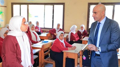 وزير التعليم يتابع مستوى التحصيل الدراسي للطلاب.. ويؤكد أهمية دراسة مادة البرمجة والذكاء الاصطناعي