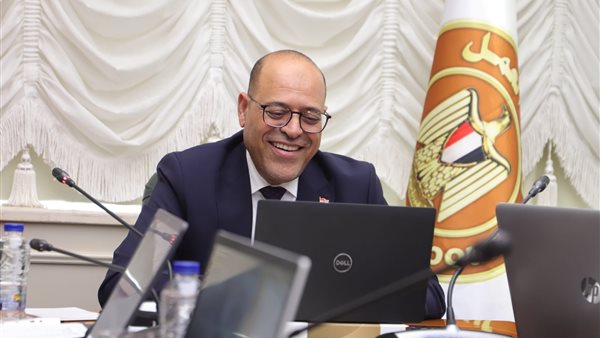 وزير العمل يسلم 700 عقد عمل معظمها لـ”ذوي همم” في 26 محافظة