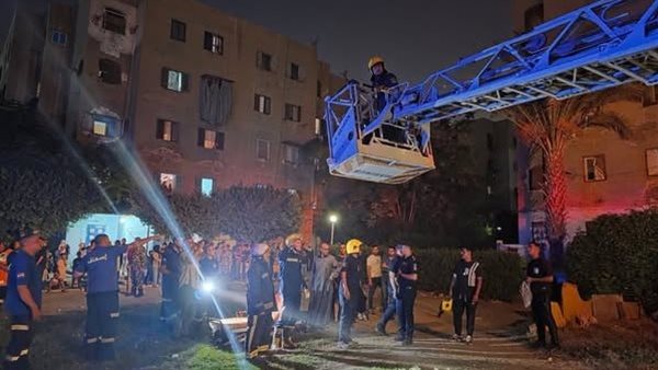 إنزال مواطنين احتجزوا داخل عقار بعد انهيار سلم بمدينة 6 أكتوبر
