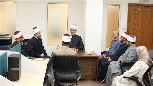 مفتي الجمهورية يتفقد الإدارة العامة للبوابة والتطبيقات الإلكترونية بدار الإفتاء