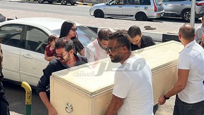 وصول جثمان والدة زوجة أحمد حسام ميدو إلى مسجد النزهة لتشييع الجنازة.. صور