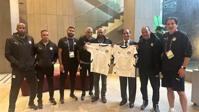 سفير مصر يحفز لاعبي  منتخب 20 سنة قبل مواجهة نيوزيلاندا