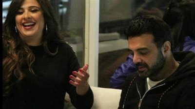 دايما مكسرة الدنيا.. عمرو محمود ياسين يهدى جائزة أفضل تأليف لـ ياسمين عبد العزيز