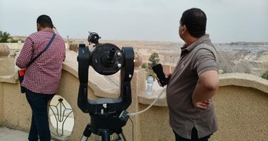 معهد الفلك يبدأ رصد خسوف القمر بشاشة عرض ويستقبل وفودا عربية وأجنبية