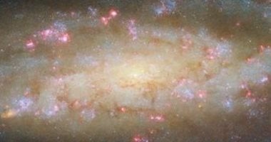 ناسا تلتقط صورة مذهلة للمجرة NGC 7456 على بُعد 51 مليون سنة ضوئية