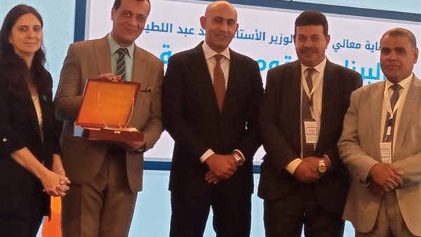 لتنمية مهارات القراءة والكتابة.. عبداللطيف يكرم مدير تعليم سوهاج.. ويعلن إنطلاق البرنامج القومي