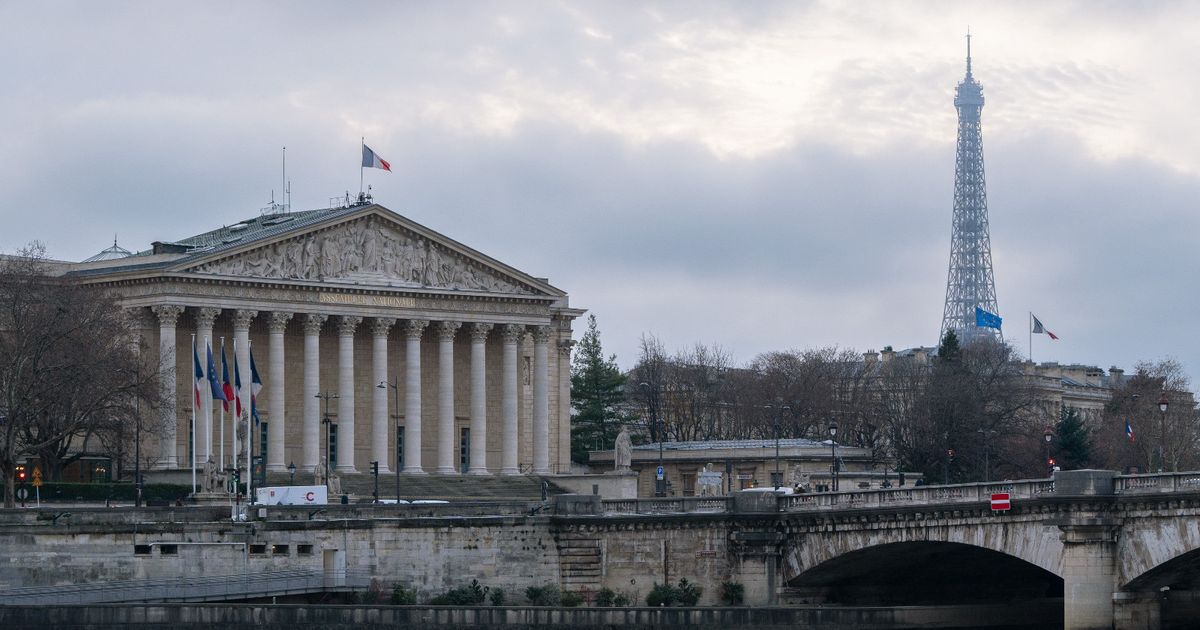 أزمة ديون فرنسا تتفاقم وسط خفض “فيتش” لتصنيفها الائتماني