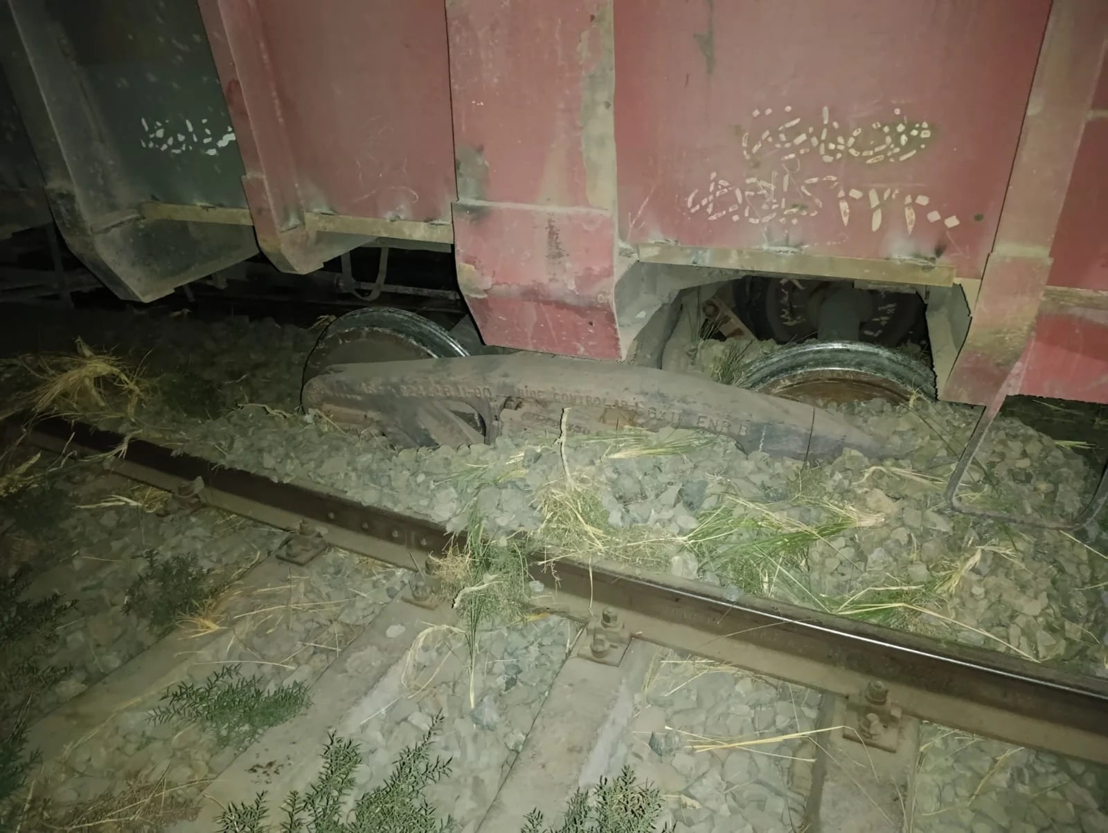 كشف القصة الكاملة لخروج 7 عربات من قطار بضائع بني سويف عن القضبان